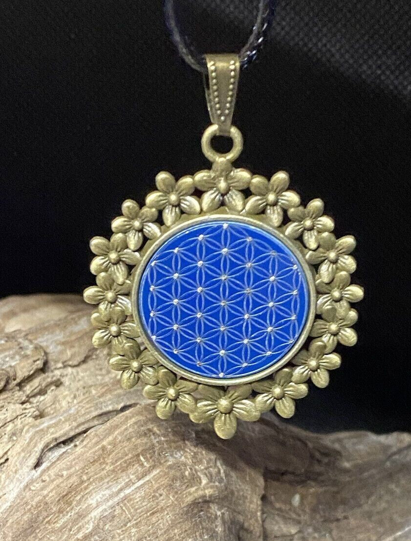Amulett – bronzefarben, Blume des Lebens, Disc in blau 25 mm, zinnlegiert, kupferunterlegt – Produktansicht 1