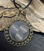 Amulett – bronzefarben, 3 – fach Triskele, Disc in schwarz 25 mm, zinnlegiert, kupferunterlegt – Produktansicht 1