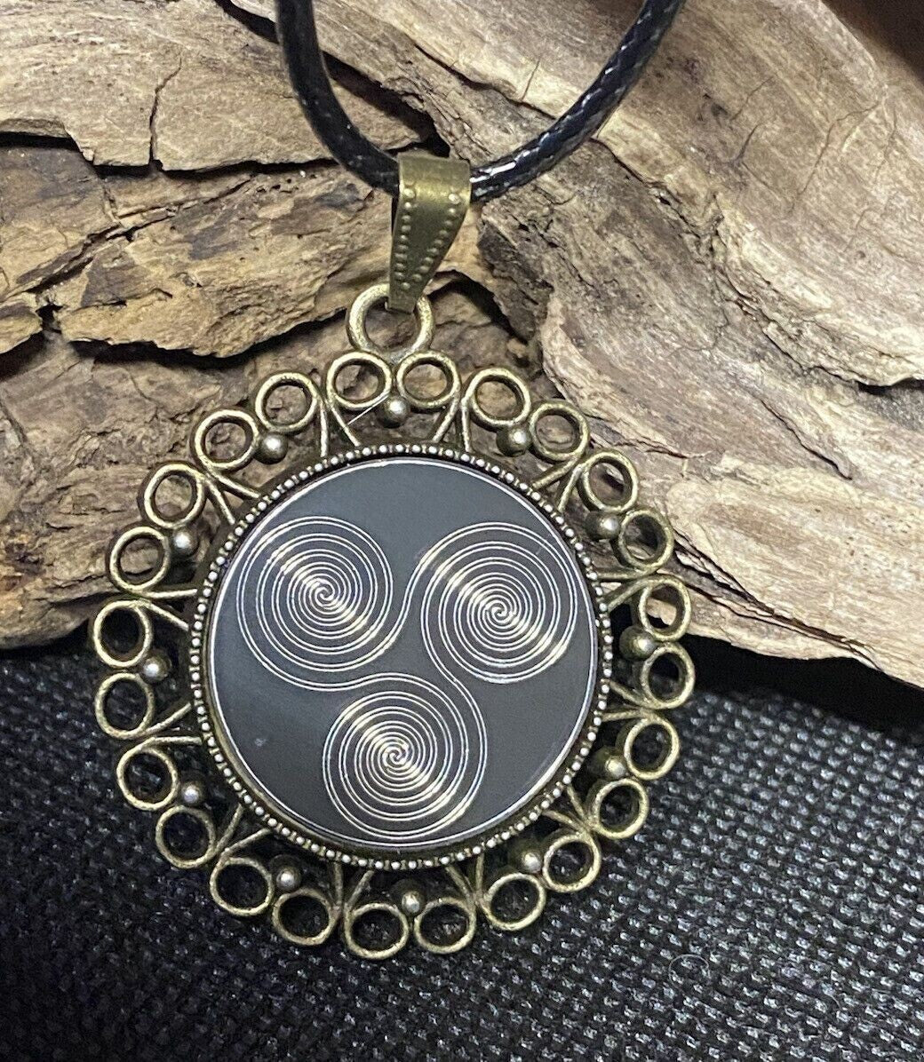 Amulett – bronzefarben, 3 – fach Triskele, Disc in schwarz 25 mm, zinnlegiert, kupferunterlegt – Produktansicht 1