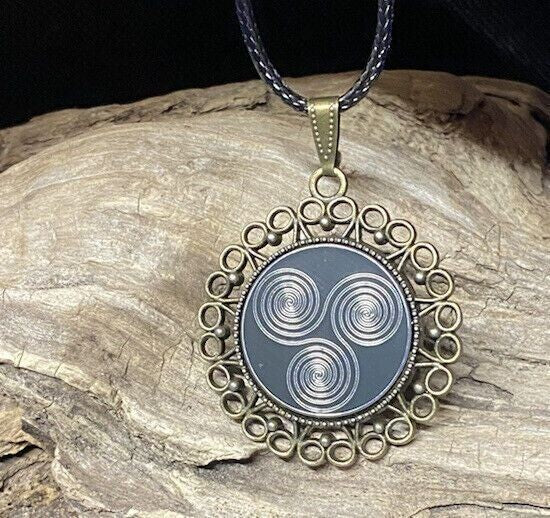 Amulett – bronzefarben, 3 – fach Triskele, Disc in schwarz 25 mm, zinnlegiert, kupferunterlegt – Produktansicht 1