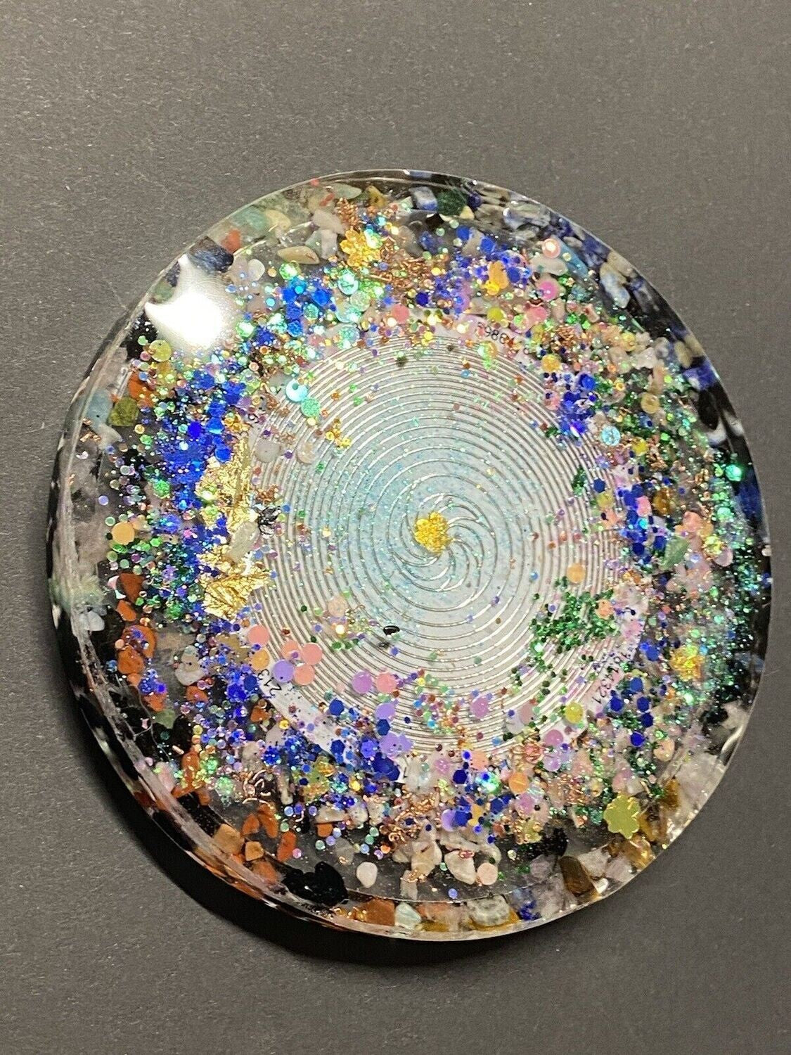 90 mm Disc - Epoxidharz Glitzer - Scheibe mit Metatron+platonischen Körpern,Bifila Spule (fermatsche Antenne), Disc doppelseitig, Zinn legiert, Kupfer unterlegt,Ladeschale stromlos – Produktansicht 5