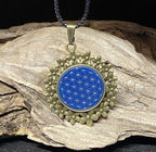 Amulett – bronzefarben, Blume des Lebens, Disc in blau 25 mm, zinnlegiert, kupferunterlegt – Produktansicht 1