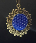 Amulett – bronzefarben, Blume des Lebens, Disc in blau 25 mm, zinnlegiert, kupferunterlegt – Produktansicht 1