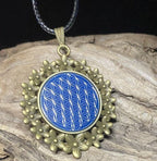Amulett – bronzefarben, Blume des Lebens, Disc in blau 25 mm, zinnlegiert, kupferunterlegt – Produktansicht 1