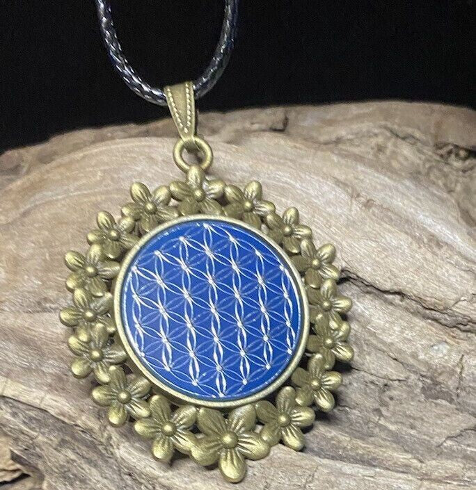 Amulett – bronzefarben, Blume des Lebens, Disc in blau 25 mm, zinnlegiert, kupferunterlegt – Produktansicht 1
