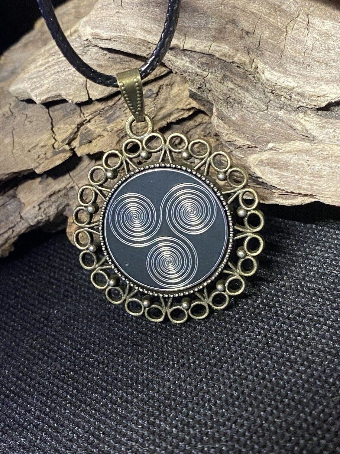 Amulett – bronzefarben, 3 – fach Triskele, Disc in schwarz 25 mm, zinnlegiert, kupferunterlegt – Produktansicht 1