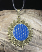 Amulett – bronzefarben, Blume des Lebens, Disc in blau 25 mm, zinnlegiert, kupferunterlegt – Produktansicht 1