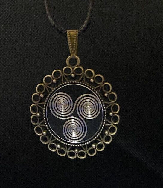 Amulett – bronzefarben, 3 – fach Triskele, Disc in schwarz 25 mm, zinnlegiert, kupferunterlegt – Produktansicht 1