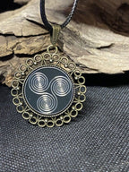 Amulett – bronzefarben, 3 – fach Triskele, Disc in schwarz 25 mm, zinnlegiert, kupferunterlegt – Produktansicht 1