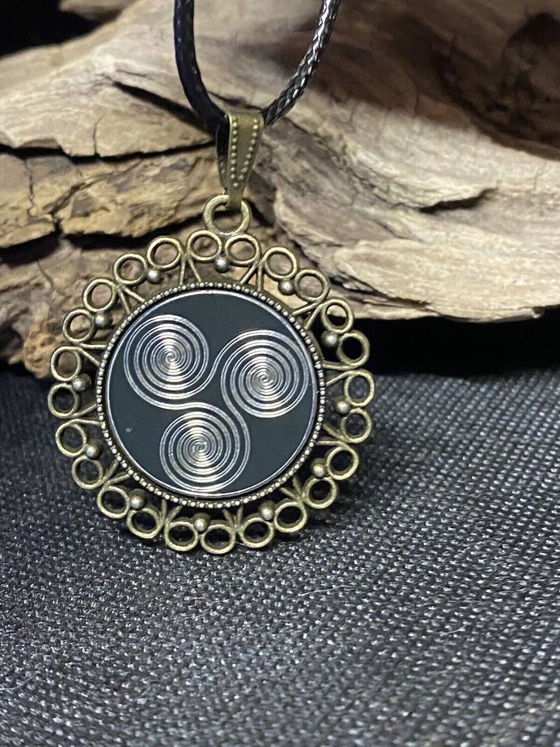 Amulett – bronzefarben, 3 – fach Triskele, Disc in schwarz 25 mm, zinnlegiert, kupferunterlegt – Produktansicht 1