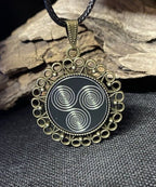Amulett – bronzefarben, 3 – fach Triskele, Disc in schwarz 25 mm, zinnlegiert, kupferunterlegt – Produktansicht 1