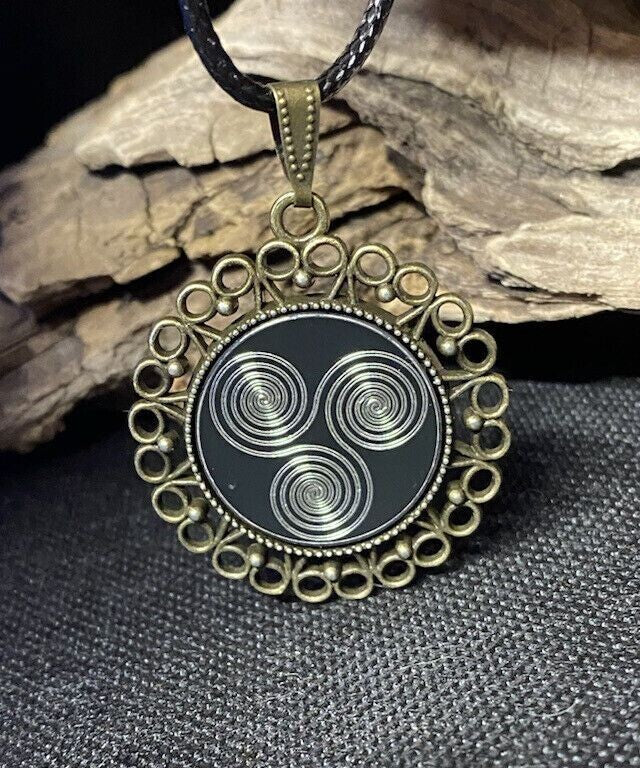 Amulett – bronzefarben, 3 – fach Triskele, Disc in schwarz 25 mm, zinnlegiert, kupferunterlegt – Produktansicht 1