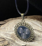 Amulett – bronzefarben, 3 – fach Triskele, Disc in schwarz 25 mm, zinnlegiert, kupferunterlegt – Produktansicht 1