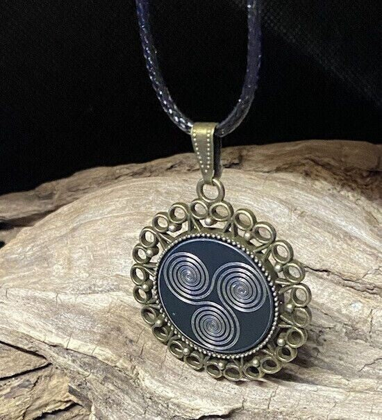 Amulett – bronzefarben, 3 – fach Triskele, Disc in schwarz 25 mm, zinnlegiert, kupferunterlegt – Produktansicht 1