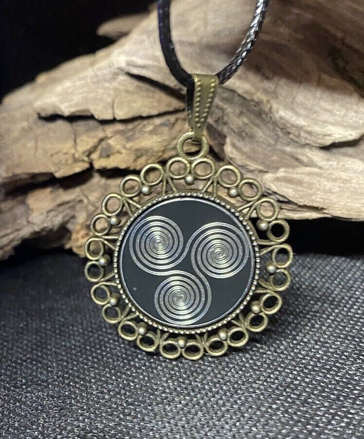 Amulett – bronzefarben, 3 – fach Triskele, Disc in schwarz 25 mm, zinnlegiert, kupferunterlegt – Produktansicht 1