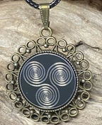 Amulett – bronzefarben, 3 – fach Triskele, Disc in schwarz 25 mm, zinnlegiert, kupferunterlegt – Produktansicht 1