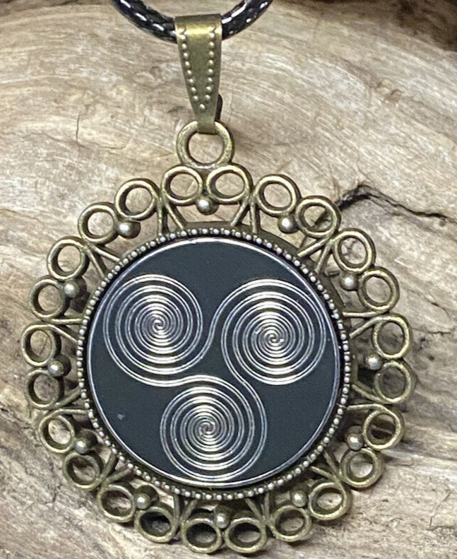 Amulett – bronzefarben, 3 – fach Triskele, Disc in schwarz 25 mm, zinnlegiert, kupferunterlegt – Produktansicht 1