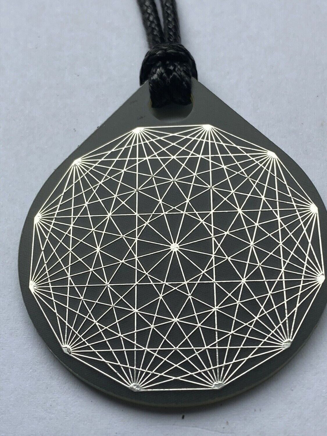 Amulett – Das nachtschwarze Tropfenamulette – Produktansicht 1