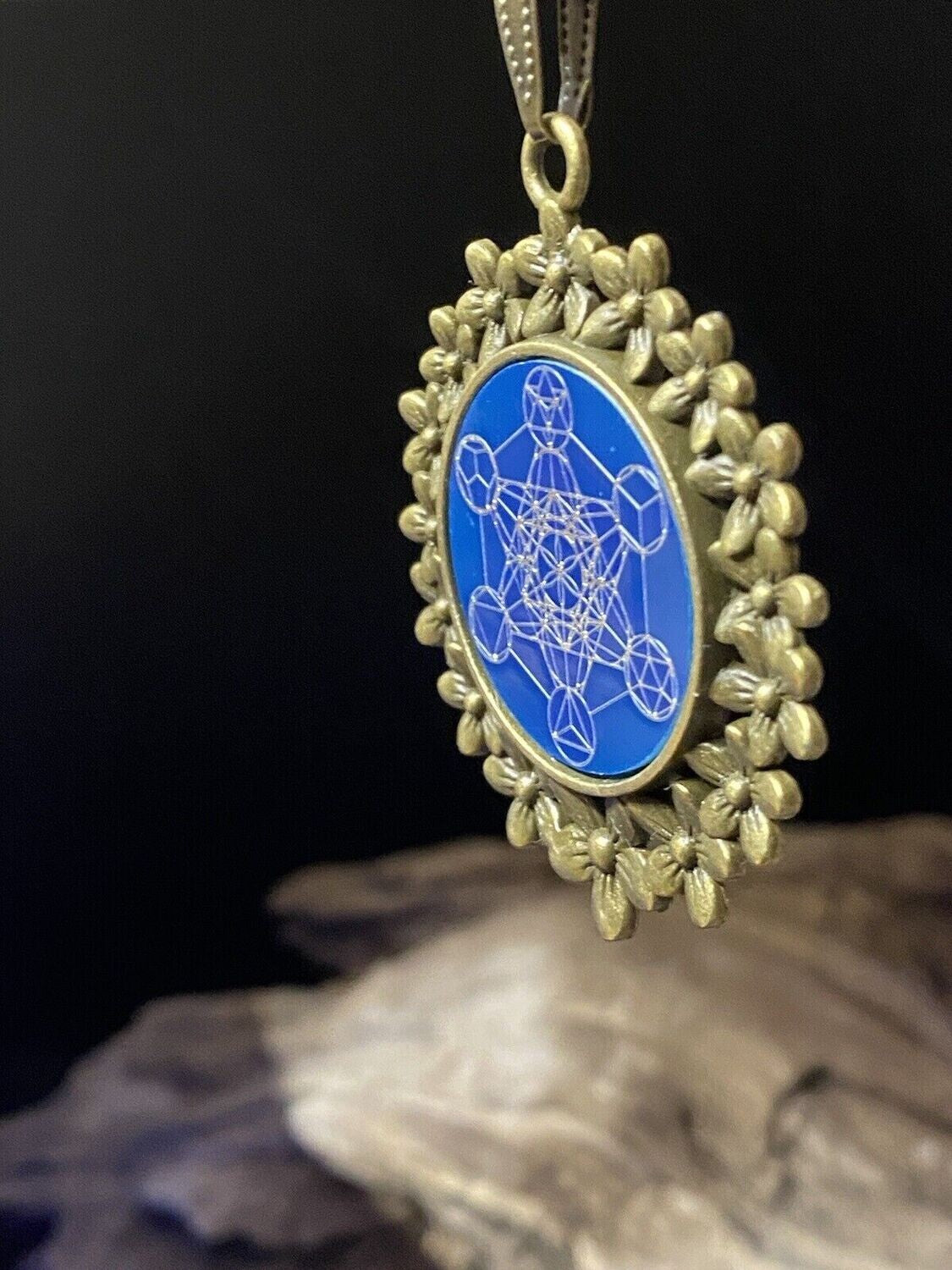 Amulett – bronzefarben, Metatron, Disc in blau 25 mm, zinnlegiert, kupferunterlegt – Produktansicht 1