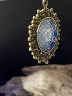 Amulett – bronzefarben, Metatron, Disc in blau 25 mm, zinnlegiert, kupferunterlegt – Produktansicht 1