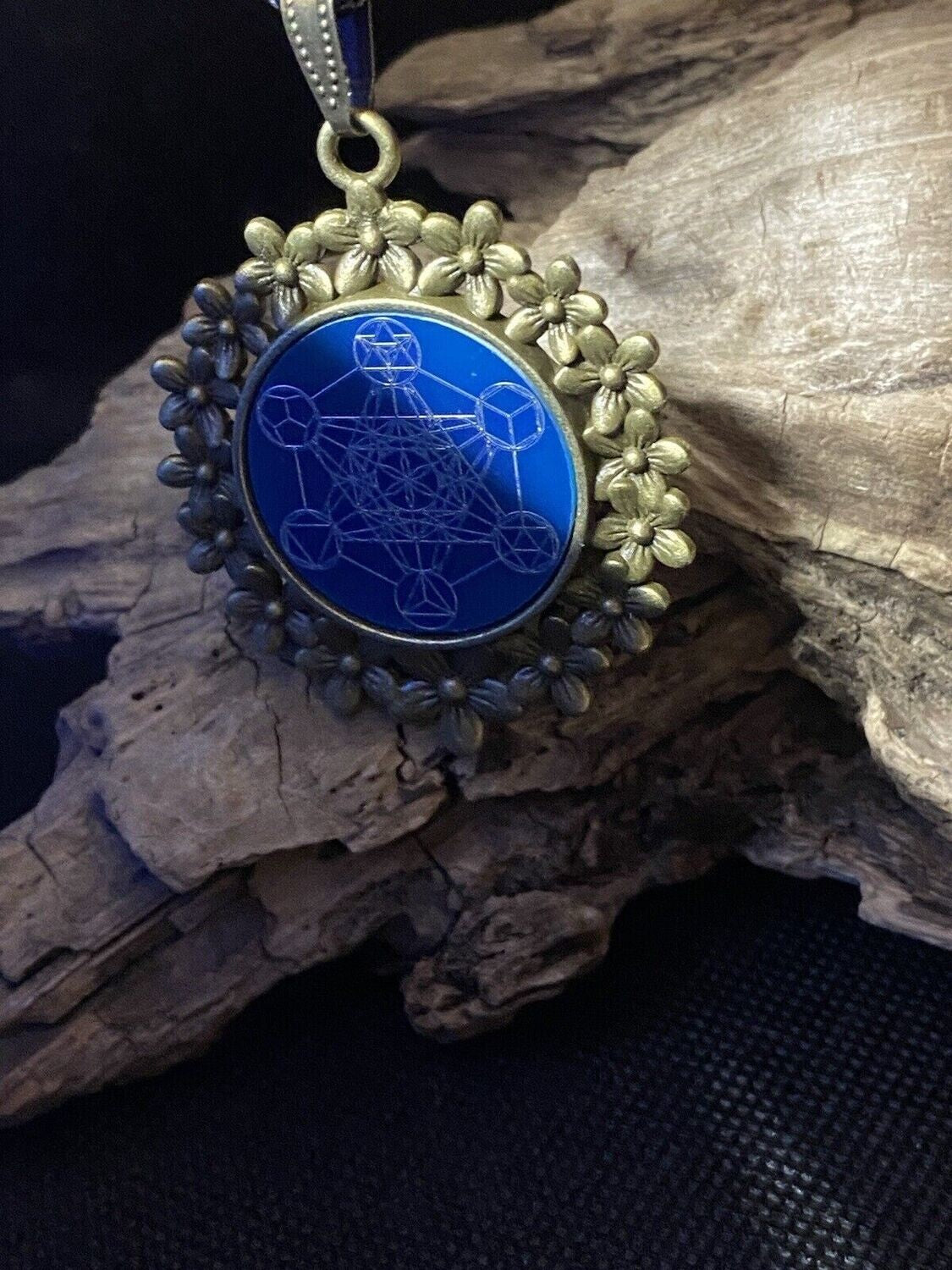 Amulett – bronzefarben, Metatron, Disc in blau 25 mm, zinnlegiert, kupferunterlegt – Produktansicht 1