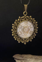 Amulett – bronzefarben, Metatron, Disc (hinter Glas) in weiss 25 mm, goldlegiert, kupferunterlegt – Produktansicht 1