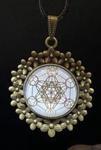 Amulett – bronzefarben, Metatron, Disc (hinter Glas) in weiss 25 mm, goldlegiert, kupferunterlegt – Produktansicht 1