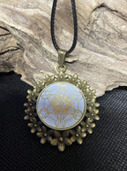 Amulett – bronzefarben, Metatron, Disc (hinter Glas) in weiss 25 mm, goldlegiert, kupferunterlegt – Produktansicht 1
