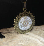 Amulett – bronzefarben, Metatron, Disc (hinter Glas) in weiss 25 mm, goldlegiert, kupferunterlegt – Produktansicht 1