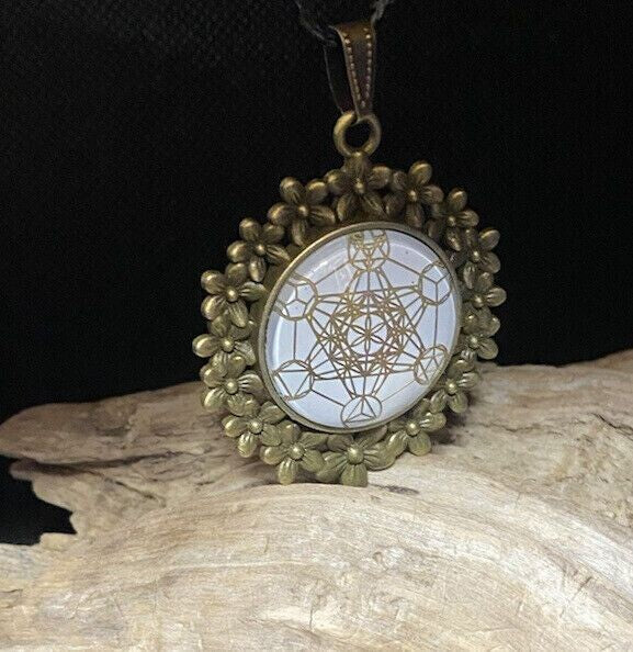 Amulett – bronzefarben, Metatron, Disc (hinter Glas) in weiss 25 mm, goldlegiert, kupferunterlegt – Produktansicht 1