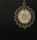 Amulett – bronzefarben, Metatron, Disc (hinter Glas) in weiss 25 mm, goldlegiert, kupferunterlegt – Produktansicht 1