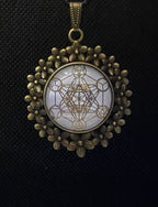 Amulett – bronzefarben, Metatron, Disc (hinter Glas) in weiss 25 mm, goldlegiert, kupferunterlegt – Produktansicht 1