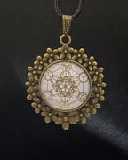 Amulett – bronzefarben, Metatron, Disc (hinter Glas) in weiss 25 mm, goldlegiert, kupferunterlegt – Produktansicht 1