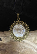 Amulett – bronzefarben, Metatron, Disc (hinter Glas) in weiss 25 mm, goldlegiert, kupferunterlegt – Produktansicht 1