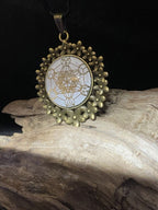 Amulett – bronzefarben, Metatron, Disc (hinter Glas) in weiss 25 mm, goldlegiert, kupferunterlegt – Produktansicht 1