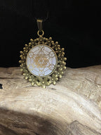 Amulett – bronzefarben, Metatron, Disc (hinter Glas) in weiss 25 mm, goldlegiert, kupferunterlegt – Produktansicht 1