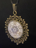 Amulett – bronzefarben, Metatron, Disc (hinter Glas) in weiss 25 mm, goldlegiert, kupferunterlegt – Produktansicht 1