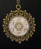 Amulett – bronzefarben, Metatron, Disc (hinter Glas) in weiss 25 mm, goldlegiert, kupferunterlegt – Produktansicht 1