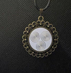 Amulett – bronzefarben, 3 fach Triskele, Disc in weiß 25 mm, zinnlegiert, kupferunterlegt – Produktansicht 1