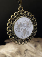 Amulett – bronzefarben, 3 fach Triskele, Disc in weiß 25 mm, zinnlegiert, kupferunterlegt – Produktansicht 1