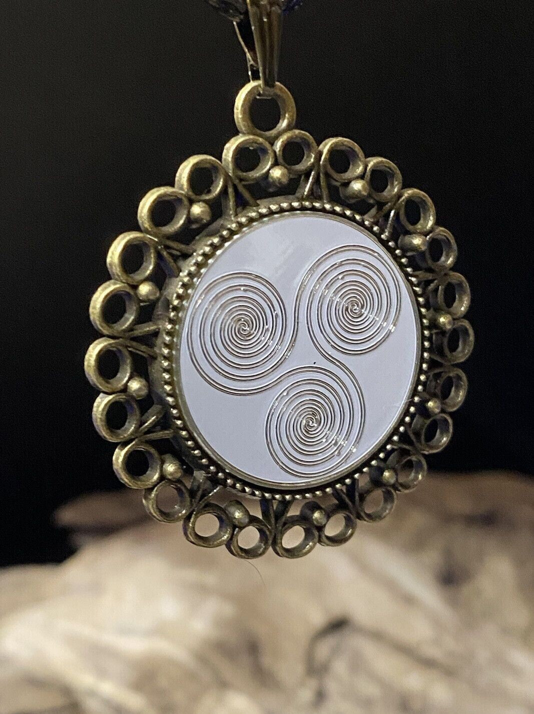 Amulett – bronzefarben, 3 fach Triskele, Disc in weiß 25 mm, zinnlegiert, kupferunterlegt – Produktansicht 1