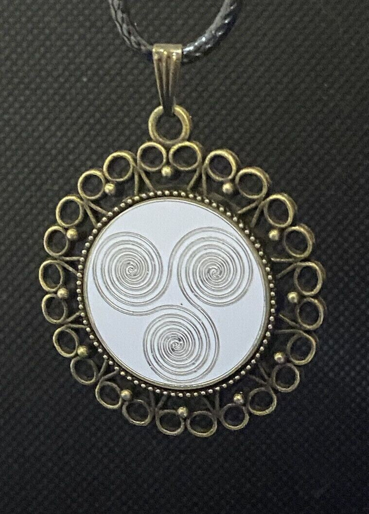 Amulett – bronzefarben, 3 fach Triskele, Disc in weiß 25 mm, zinnlegiert, kupferunterlegt – Produktansicht 1