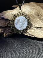 Amulett – bronzefarben, 3 fach Triskele, Disc in weiß 25 mm, zinnlegiert, kupferunterlegt – Produktansicht 1