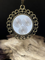 Amulett – bronzefarben, 3 fach Triskele, Disc in weiß 25 mm, zinnlegiert, kupferunterlegt – Produktansicht 1