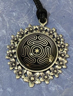 Amulett – bronzefarben, Hekathe Weehl, Disc (hinter Glas) in schwarz 25 mm, goldlegiert, kupferunterlegt – Produktansicht 1