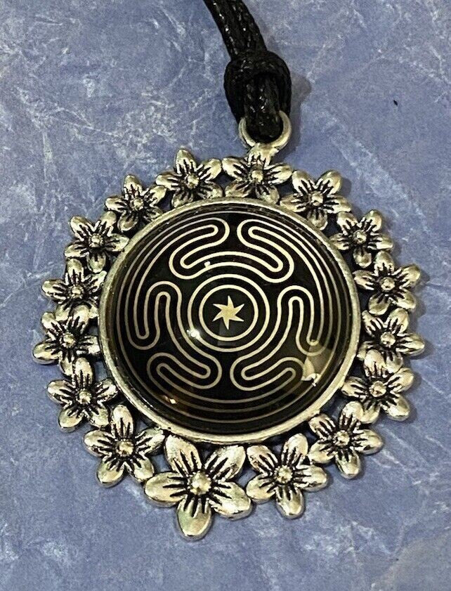 Amulett – bronzefarben, Hekathe Weehl, Disc (hinter Glas) in schwarz 25 mm, goldlegiert, kupferunterlegt – Produktansicht 1