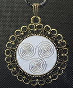 Amulett – bronzefarben, 3 fach Triskele, Disc in weiß 25 mm, zinnlegiert, kupferunterlegt – Produktansicht 1