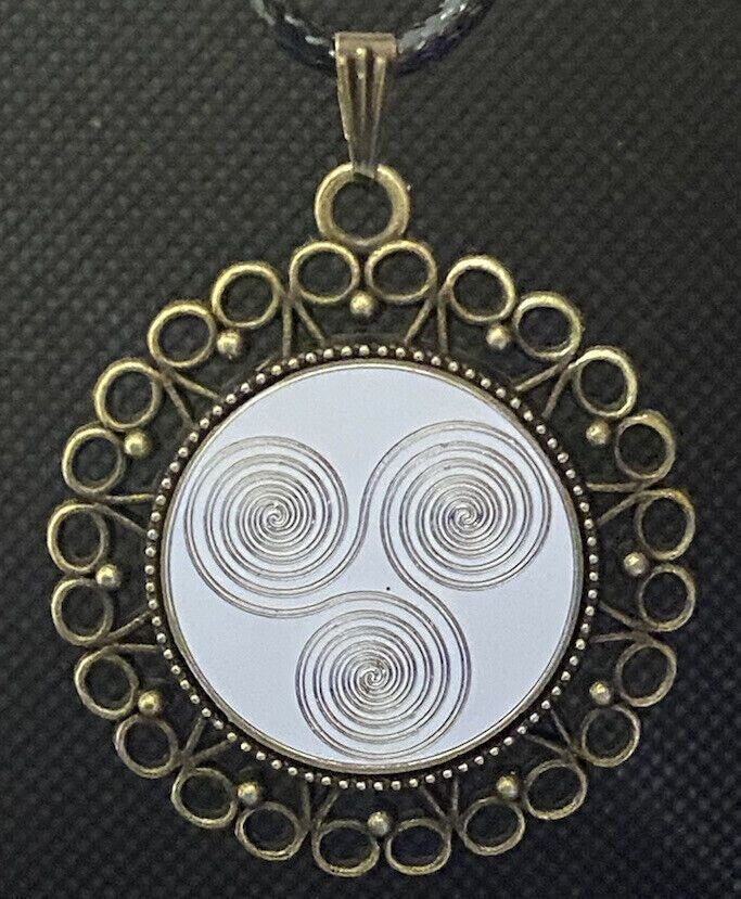 Amulett – bronzefarben, 3 fach Triskele, Disc in weiß 25 mm, zinnlegiert, kupferunterlegt – Produktansicht 1