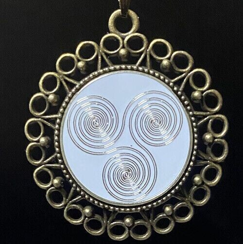 Amulett – bronzefarben, 3 fach Triskele, Disc in weiß 25 mm, zinnlegiert, kupferunterlegt – Produktansicht 1