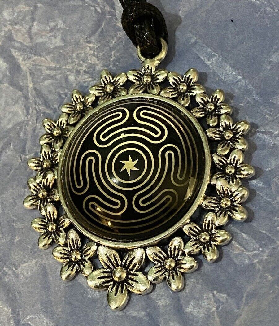 Amulett – bronzefarben, Hekathe Weehl, Disc (hinter Glas) in schwarz 25 mm, goldlegiert, kupferunterlegt – Produktansicht 1
